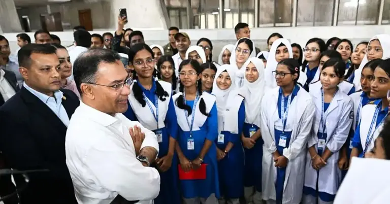 শিক্ষার্থীদের সঙ্গে প্রধানমন্ত্রী